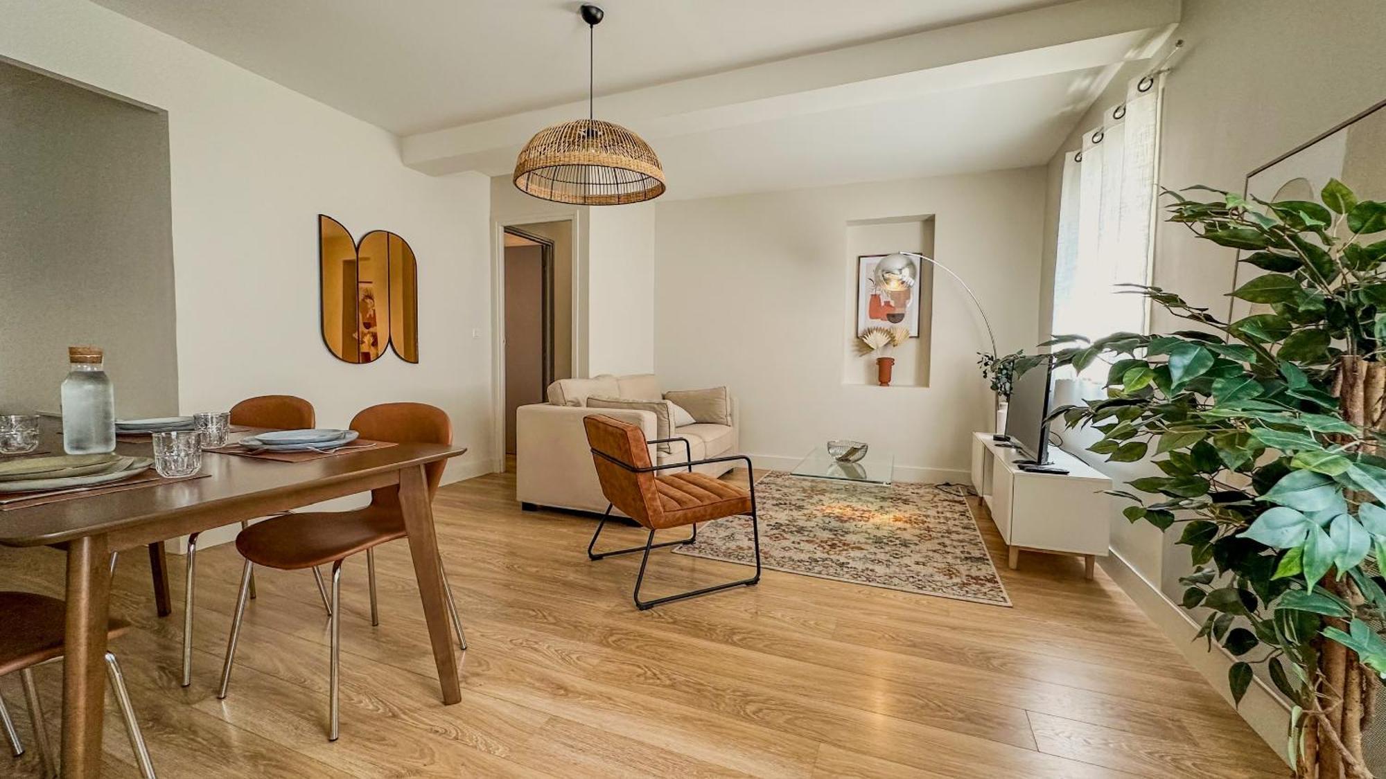 Apartment L Anatole Hyper Centre Calme Sur Cour Pezenas